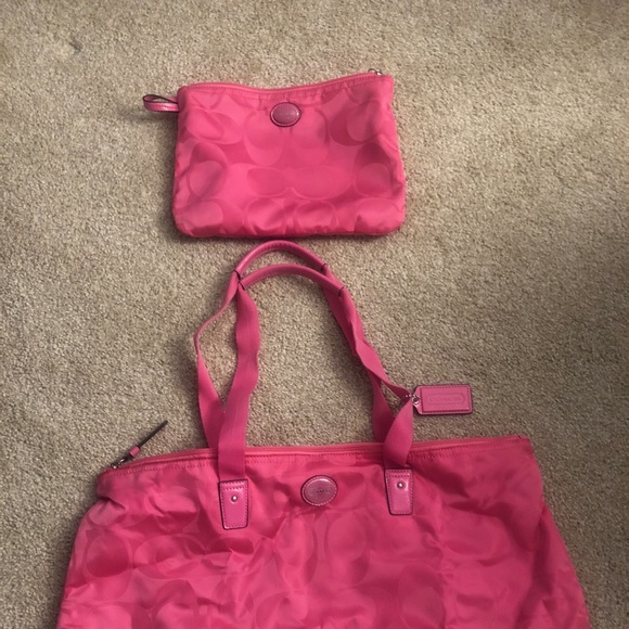 Coach signature pink nylon packable weekender bag - Picture 3 of 3